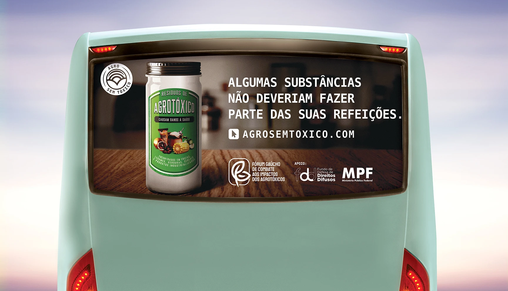 Peça da campanha em busdoor: o pote de agrotóxico e a mensagem “Algumas substâncias não deveriam fazer parte das suas refeições.”