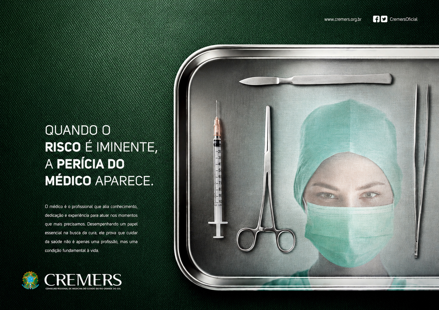 KV CREMERS — Quando o risco é iminente, a perícia do médico aparece. Bandeja cirúrgica com o rosto de uma médica revelado no metal.