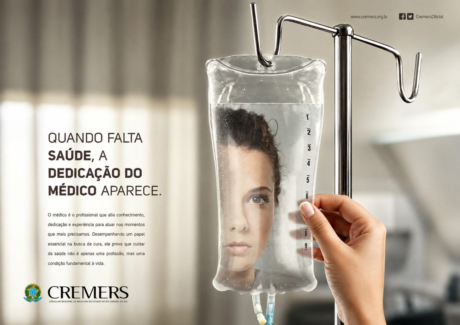 KV CREMERS — Quando falta saúde, a dedicação do médico aparece. Rosto de uma médica revelado dentro de uma bolsa de soro.