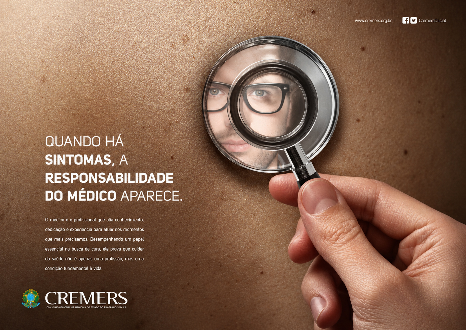 KV CREMERS — Quando há sintomas, a responsabilidade do médico aparece. Rosto de um médico refletido na campânula do estetoscópio sobre a pele.