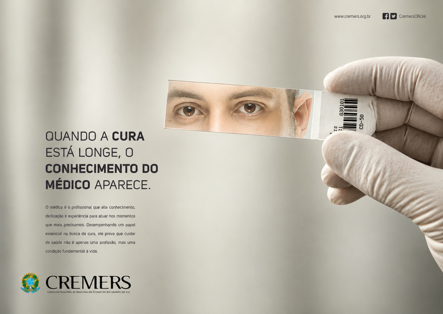 KV CREMERS — Quando a cura está longe, o conhecimento do médico aparece. Olhos de um médico revelados numa lâmina de microscópio.