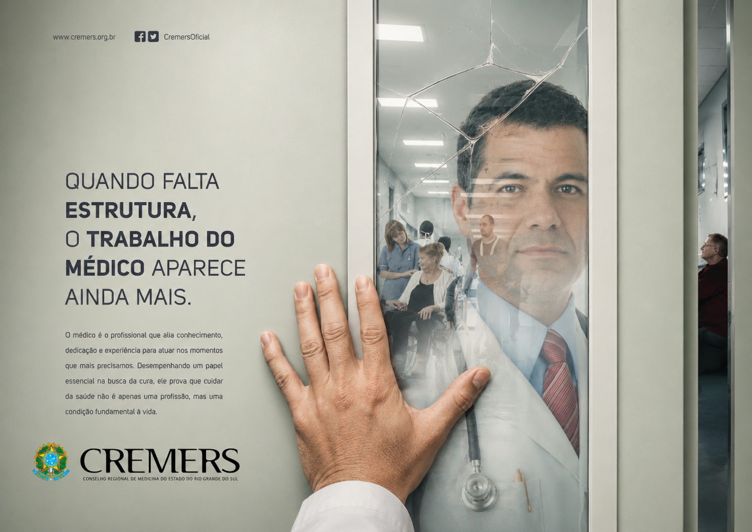KV CREMERS — Quando falta estrutura, o trabalho do médico aparece ainda mais. Rosto de um médico atrás de um vidro trincado, num corredor de hospital.