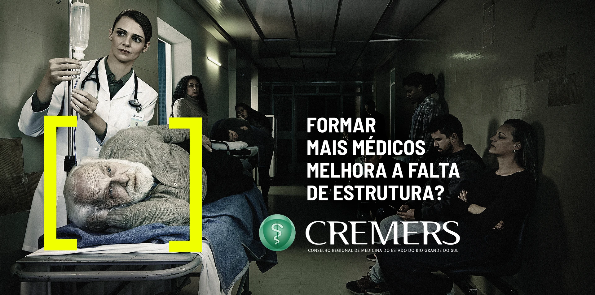 Peça da campanha CREMERS: médica ajustando o soro de um paciente idoso em um corredor de hospital lotado, com a frase “Formar mais médicos melhora a falta de estrutura?”
