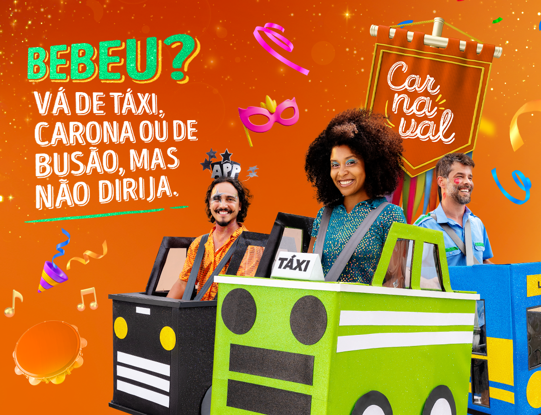 Três foliões fantasiados de táxi, carro de aplicativo e ônibus no bloco de carnaval da campanha do Detran/RS.