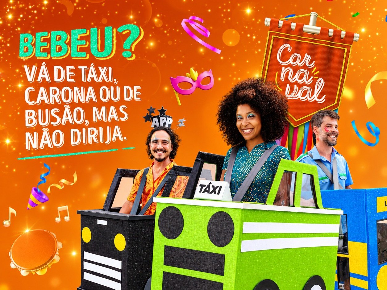 Três foliões fantasiados de táxi, carro de aplicativo e ônibus no bloco de carnaval da campanha do Detran/RS.