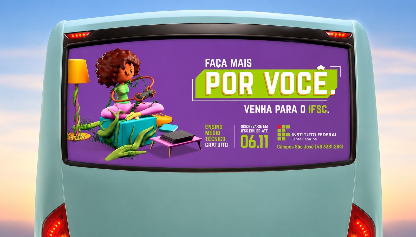 Peça da campanha em busdoor: personagem 3D sentada no chão criando raízes, com a mensagem “Faça mais por você. Venha para o IFSC.”