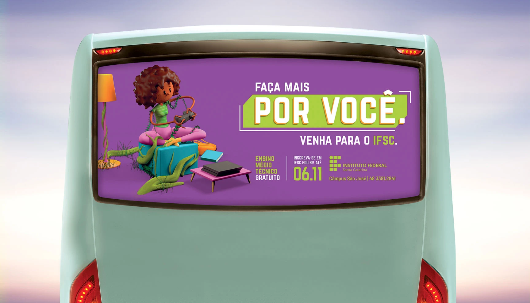 Peça da campanha em busdoor: personagem 3D sentada no chão criando raízes, com a mensagem “Faça mais por você. Venha para o IFSC.”