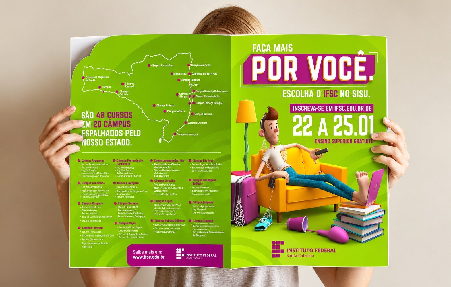 Anúncio de revista da campanha com o mapa dos câmpus do IFSC em Santa Catarina e o personagem coberto por teias de aranha no sofá.