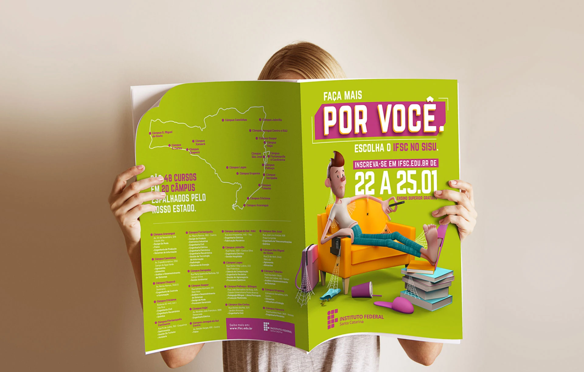 Anúncio de revista da campanha com o mapa dos câmpus do IFSC em Santa Catarina e o personagem coberto por teias de aranha no sofá.