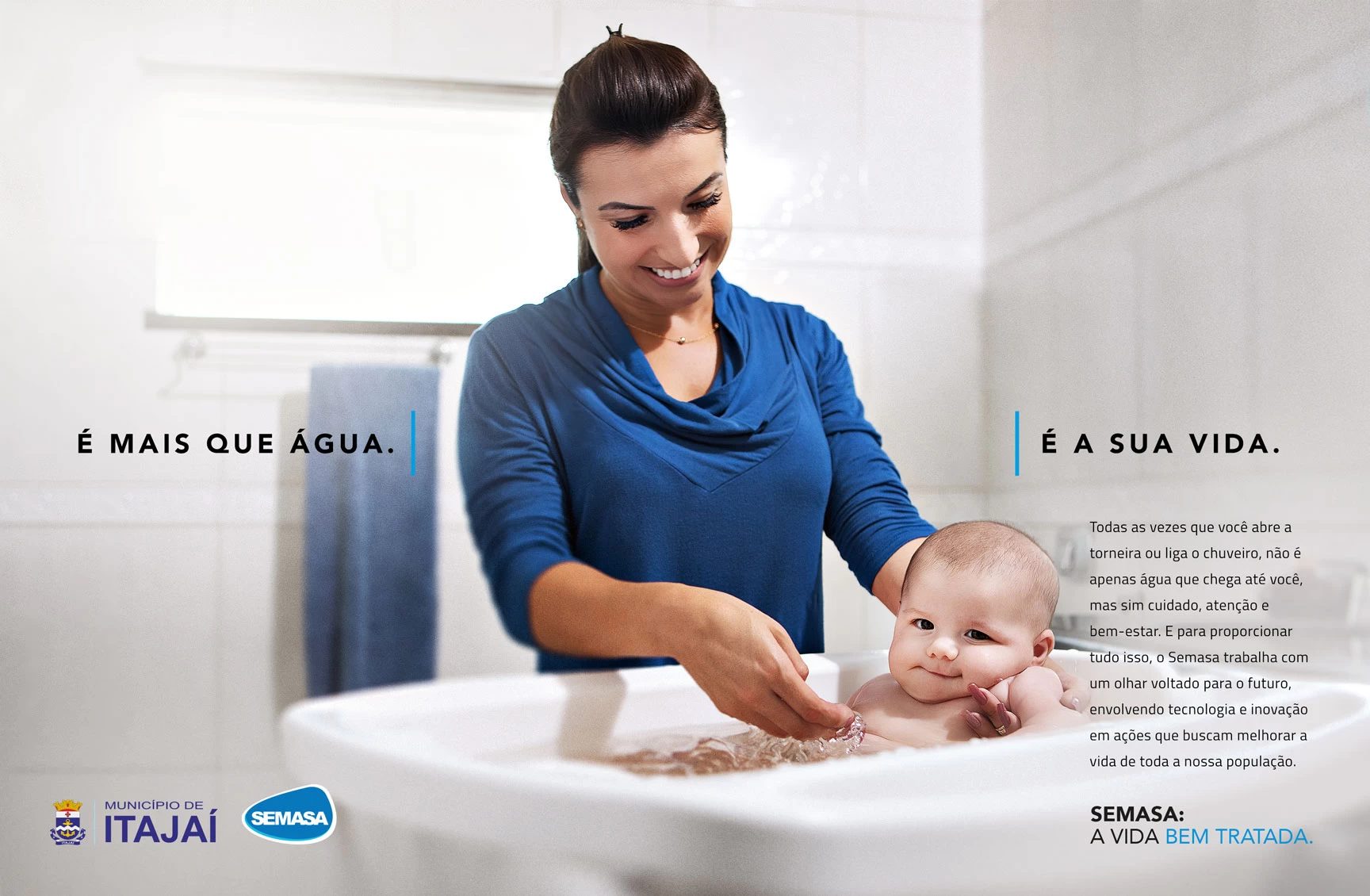 Peça da campanha: mãe dando banho no bebê, com a mensagem “É mais que água. É a sua vida.”