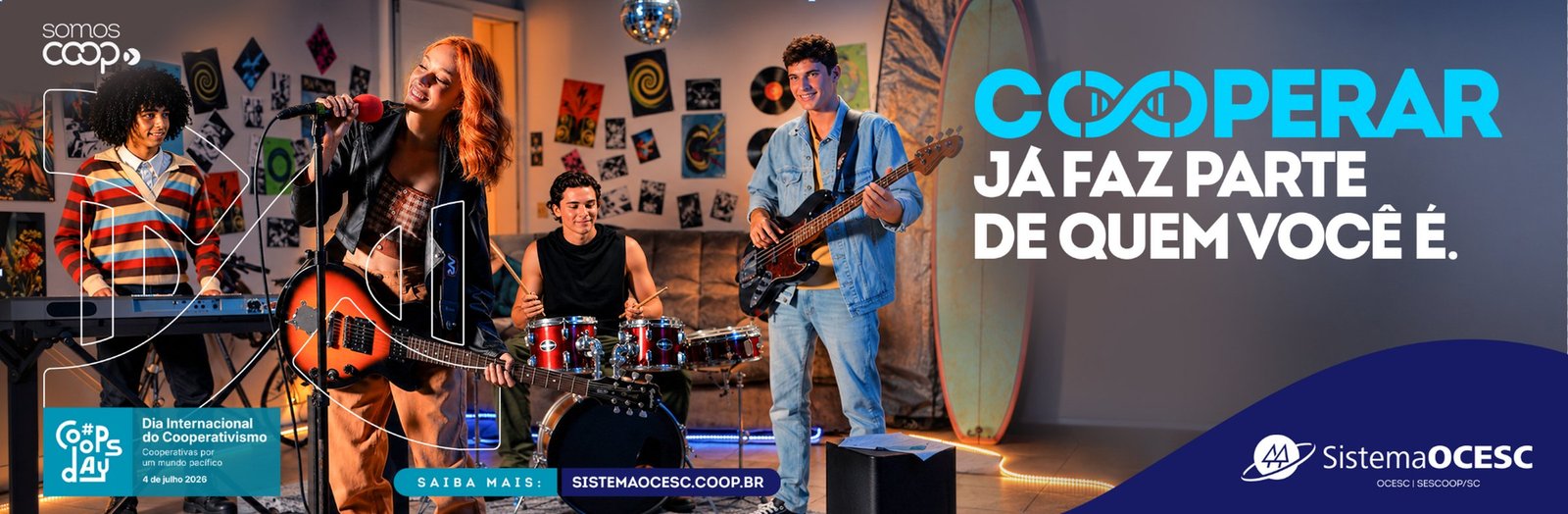 Peça da campanha: banda de jovens tocando juntos em uma sala com teclado, guitarra, bateria e baixo, com o título “Cooperar já faz parte de quem você é.”