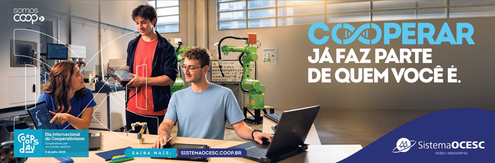 Peça da campanha: três jovens trabalhando juntos em um laboratório de robótica, com tablet, notebook e braços robóticos, e o título “Cooperar já faz parte de quem você é.”