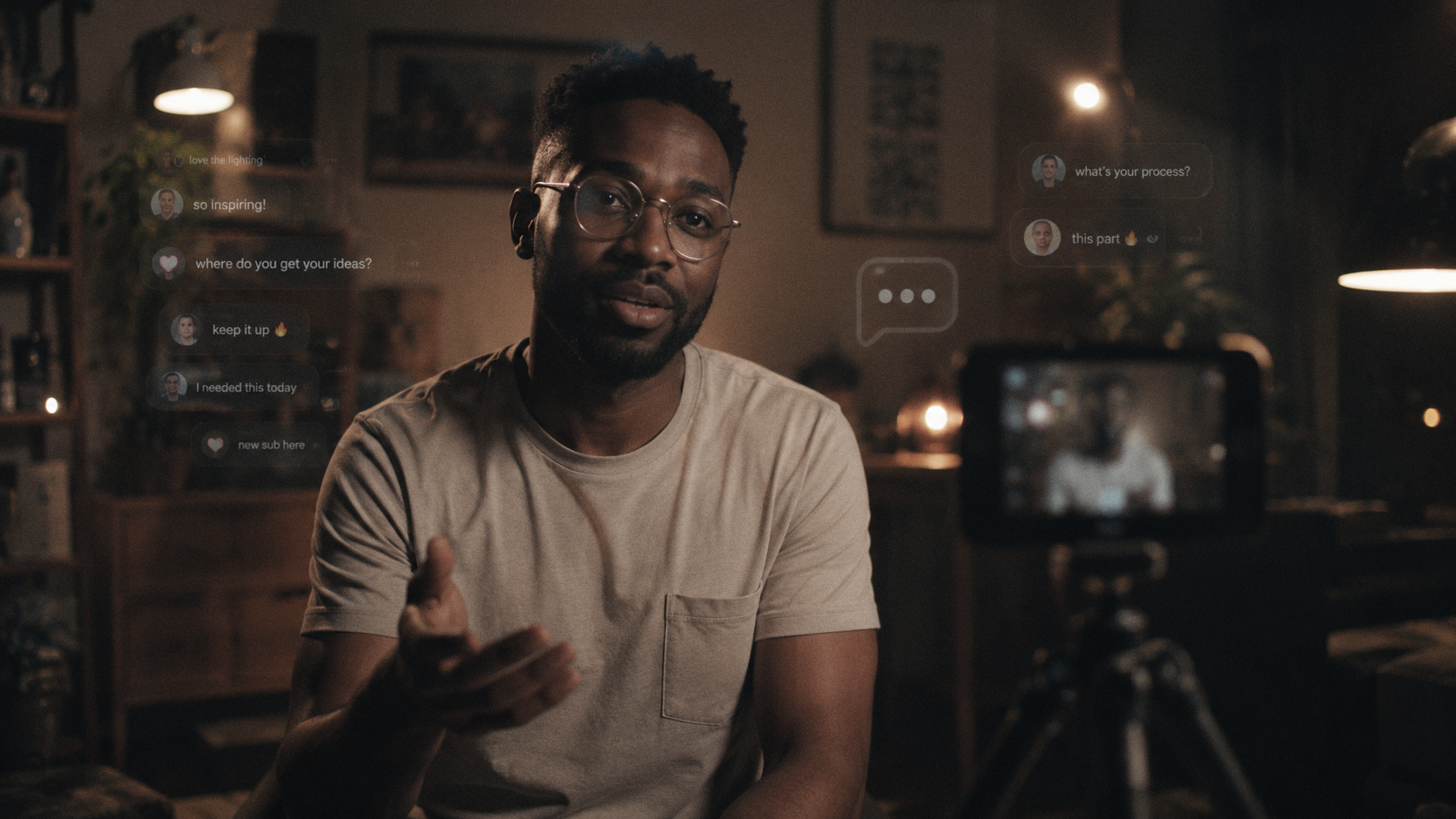 Creator gravando vídeo em casa, cercado por balões de comentários e reações da audiência