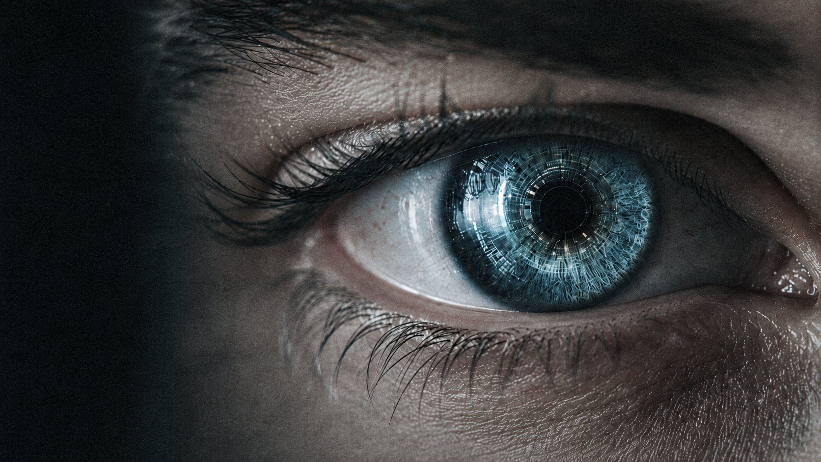 Close de um olho humano com reflexo de circuitos digitais na íris